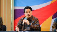 Menteri Pemuda dan Olahraga Republik Indonesia, Erick Thohir berbicara kepada awak media di kantor Kemenpora RI, Selasa (23/9/2025). (Bola.com/Bagaskara Lazuardi).