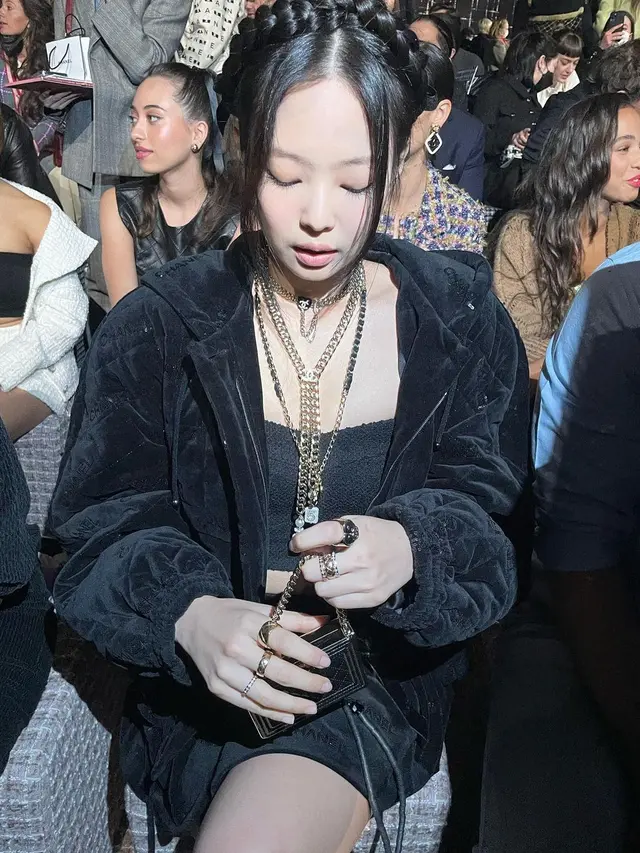 Jennie dalam Paris Fashion Week.