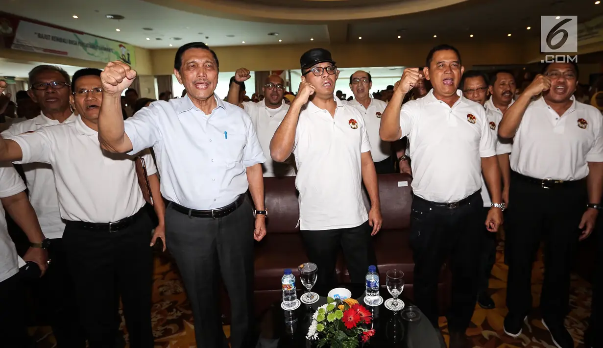Jenderal purnawirawan Luhut Binsar Panjaitan, Ketua Tim Cakra19 Andi Widjajanto, dan para purnawirawan Jenderal TNI salam tos saat Deklarasi Dukungan Jokowi-Ma’ruf Amin sebagai Capres-Cawapres 2019 di Jakarta, Minggu (12/8). (Liputan6.com/Fery Pradolo)