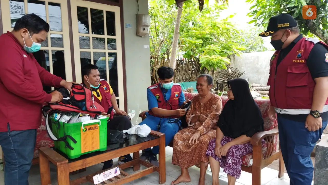 Petugas Kesehatan dari Polresta Banyuwangi memeriksa warga korban banjir Banyuwangi (Hermawan Arifianto/Liputan6.com)