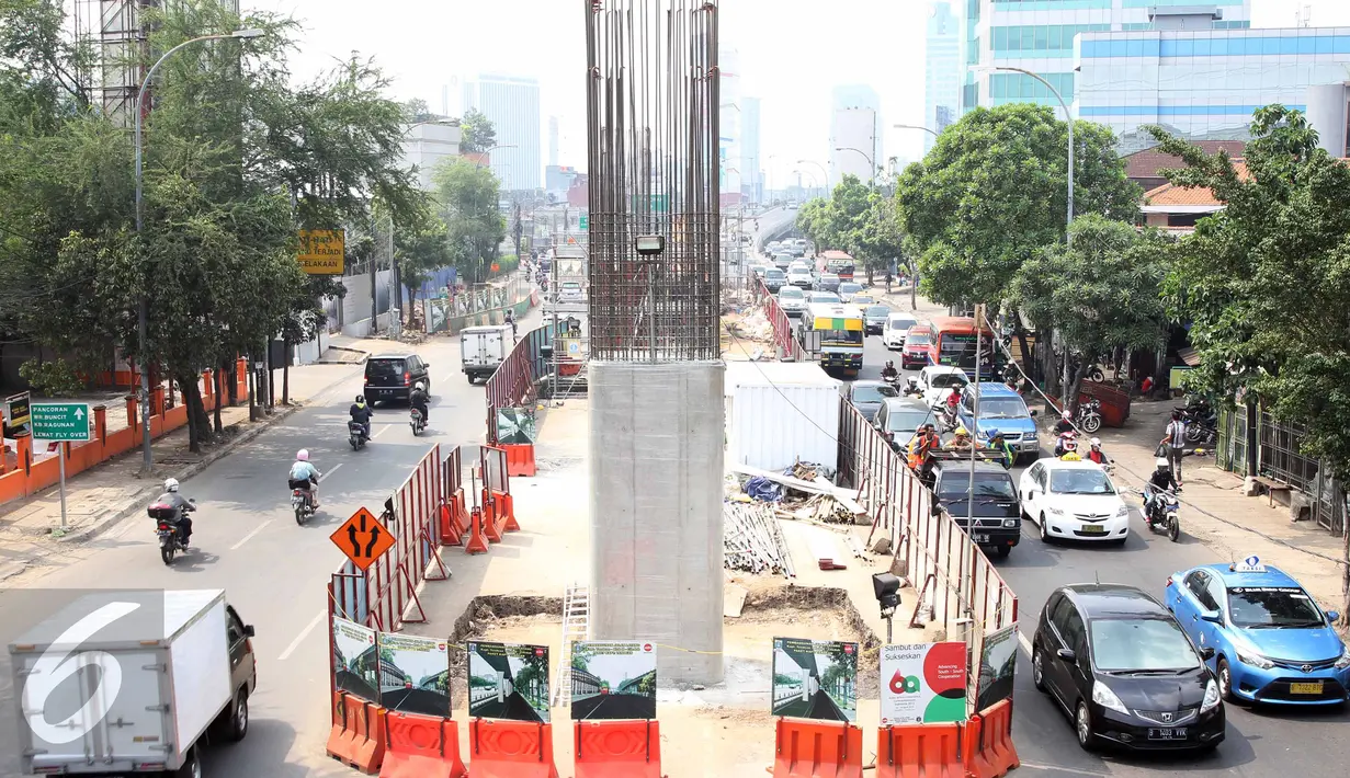 Sejumlah kendaraan melintasi Tiang Jalan saat tahap Lanjutan pembangunan kepala tiang atau file cap proyek pembangunan jalan layang khusus Transjakarta koridor XIII Ciledug-Tendean, Jakarta, Selasa (23/6/2015). (Liputan6.com/Helmi Afandi)