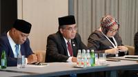 Menteri Ketenagakerjaan Yassierli bersama delegasi Indonesia saat menghadiri pertemuan bilateral di sela Konferensi Menteri Ketenagakerjaan Organisasi Kerja Sama Islam (OKI) di Doha, Qatar. (sumber: Kemnaker)
