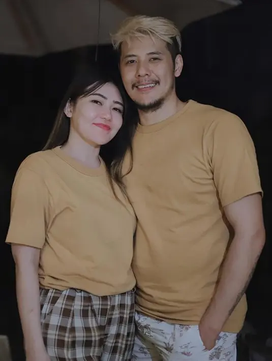 Kabarnya pedangdut asal Jawa Timur itu akan menggelar acara pernikahannya pada Jumat, 15 Juli 2022 mendatang. Rangkaian acara sakral itu pun akan digelar 5 hari berturut-turut dan disiarkan di televisi swasta.(Liputan6.com/IG/@chevra_yo88)