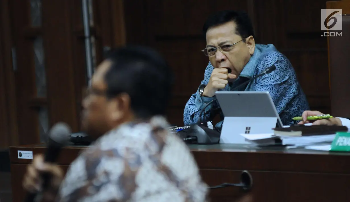Terdakwa dugaan korupsi proyek e-KTP, Setya Novanto menyimak keterangan saksi Wakil Ketua MPR RI, Mahyudin pada sidang lanjutan di Pengadilan Tipikor, Jakarta, Kamis (15/3). Mahyudin saksi yang meringankan terdakwa. (Liputan6.com/Helmi Fithriansyah)