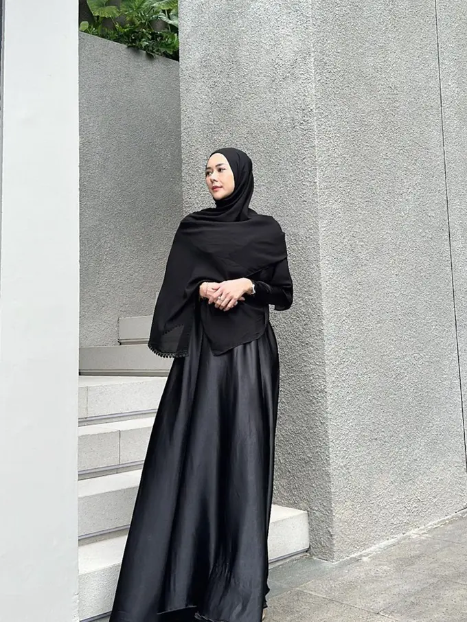 Aura Kasih Tampil Berhijab