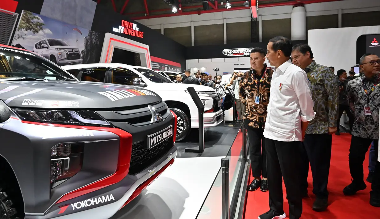 Presiden Joko Widodo atau Jokowi (tengah) mengunjungi booth Mitsubishi pada pameran Indonesia International Motor Show (IIMS) di JIExpo, Kemayoran, Jakarta, Kamis (16/2/2023). IIMS 2023 digelar pada 16-26 Februari. (ADEK BERRY/AFP)