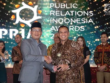 Gubernur Jabar, Ridwan Kamil memberikan penghargaan kepada perwakilan Humas Pupuk Indonesia Grup pada acara PR Indonesia Awards 2019 di Bandung, Kamis (28/3). Pupuk Indonesia Grup memperoleh 17 penghargaan sebagai keberhasilan dalam perumusan strategi komunikasi. (Liputan6.com/Pool/Pupuk Indonesia)