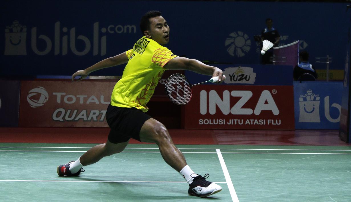 Tunggal putra Indonesia, Tommy Sugiarto, mengembalikan kok saat melawan pebulutangkis China, Chen Long, pada Blibli Indonesia Open 2019 di Istora Senayan, Jakarta, Rabu (17/7). Tommy kalah 22-20, 14-21 dan 21-17. (Bola.com/Yoppy Renato)
