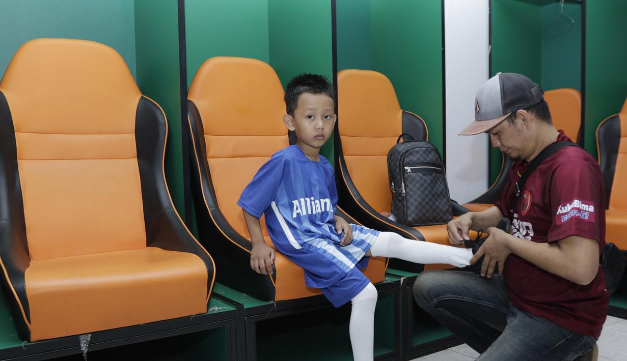 Seorang anak dari suporter PSM Makassar bersiap menjadi pendamping saat laga Piala AFC melawan Home United di Stadion Pakansari, Bogor, Selasa (30/4). Kesempatan ini diberikan oleh Allianz sebagai salah satu sponsor. (Bola.com/Yoppy Renato)