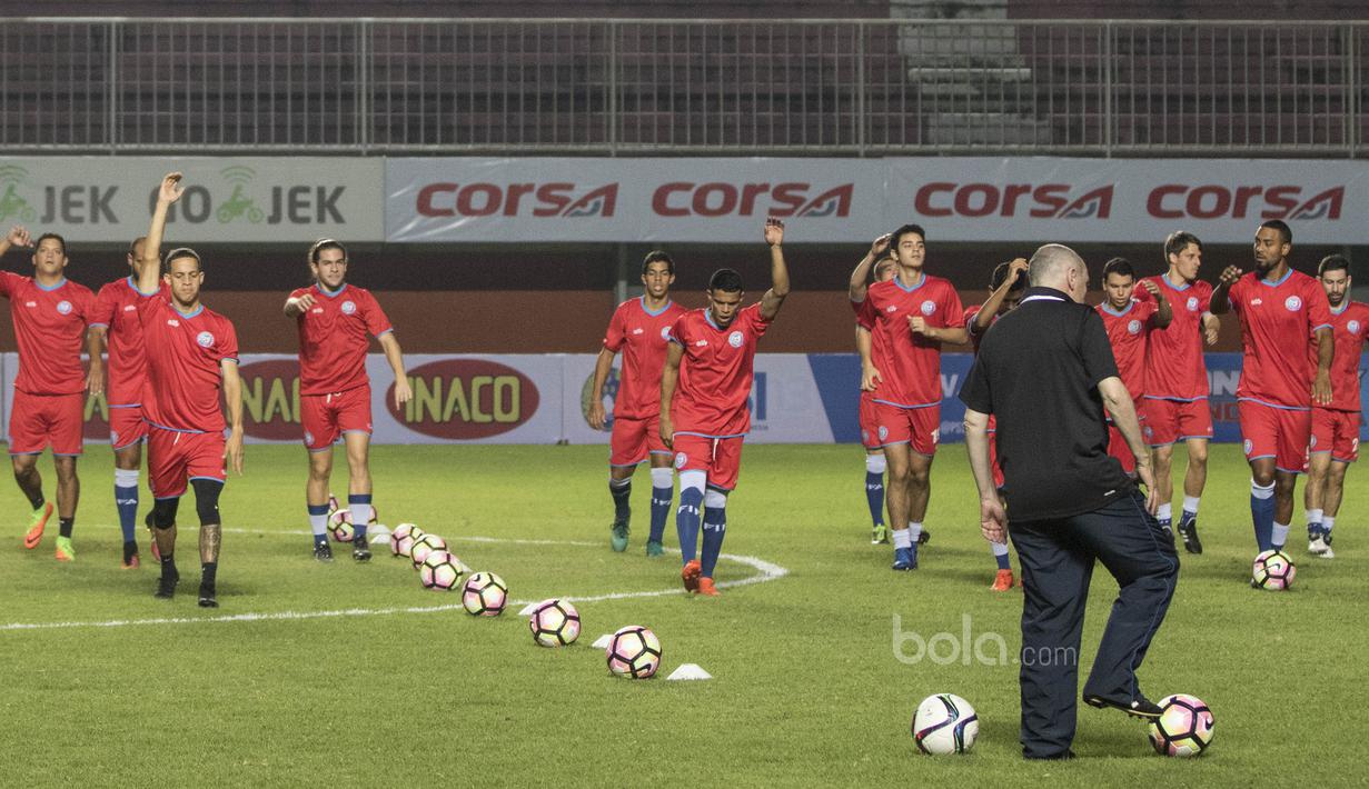 Pelatih Puerto Rico, Carlos Cantatero, memberikan instruksi saat latihan di Stadion Maguwoharjo, Sleman, Senin (11/6/2017). Pelatih 56 tahun ini merupakan mantan juru taktik Atletico Madrid. (Bola.com/Vitalis Yogi Trisna)
