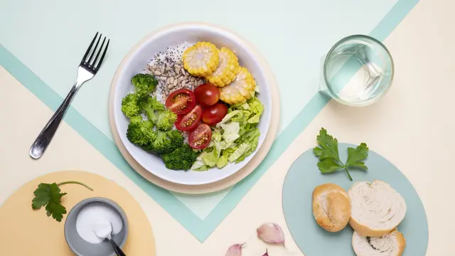 Ilustrasi mengonsumsi makanan diet