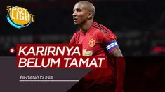 Berita Video Spotlight Selain Ashley Young, 4 Pesepak Bola Ini Buktikan Kariernya Belum Tamat