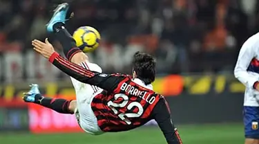 Tendangan salto Marco Borriello yang menghasilkan gol keempat buat kemenangan AC Milan yang menekuk Genoa 5-2 pada partai Serie A di San Siro, Milan, 6 Januari 2010. AFP PHOTO/GIUSEPPE CACACE