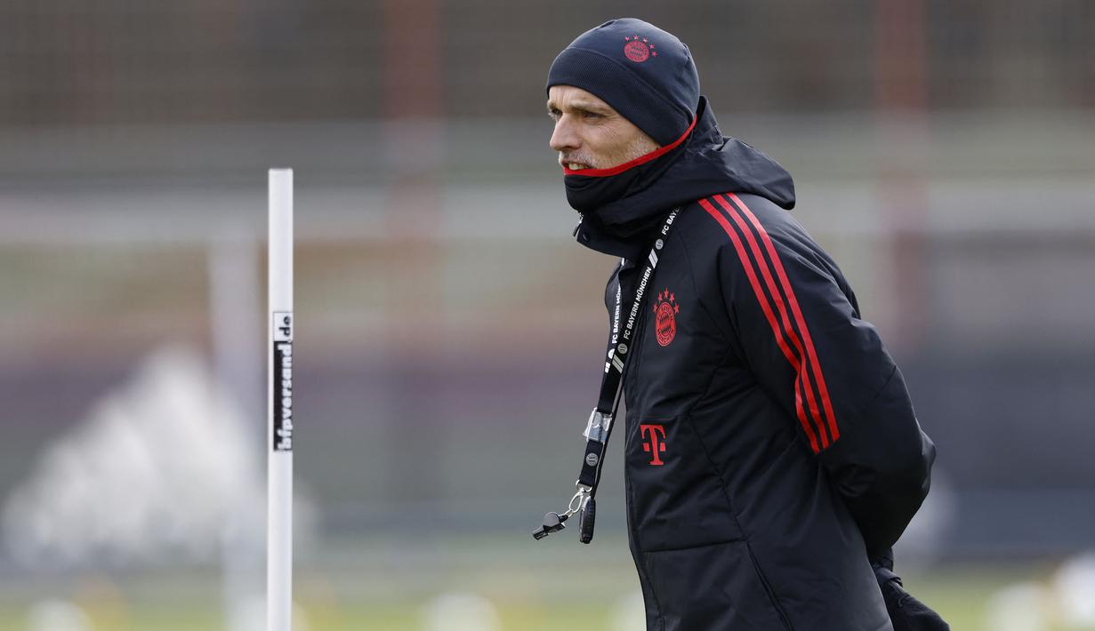 Pelatih Bayern Muchen, Thomas Tuchel saat latihan perdananya bersama tim yang berlangsung di Munchen, Jerman, Selasa (28/03/2023). Tuchel akan memulai laga debutnya bersama Die Roten saat melawan Borussia Dortmund di Liga Jerman pada Sabtu (01/04/2023). (AFP/Michaela Rehle)