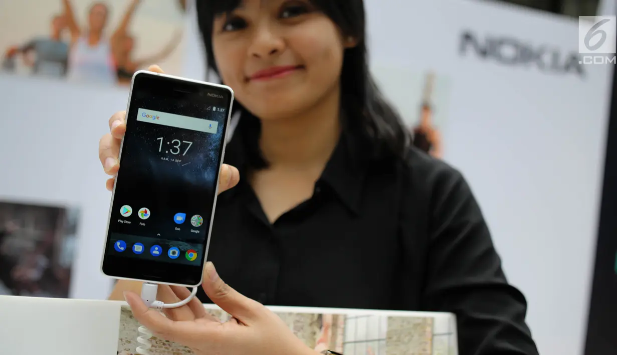 Seorang pramuniaga menunjukkan ponsel Android Nokia 3 saat acara peluncuran di Jakarta, Kamis (14/9). Nokia 3 dibanderol dengan harga Rp 1,9 juta dan bakal tersedia pada awal Oktober mendatang. (Liputan6.com/Faizal Fanani)