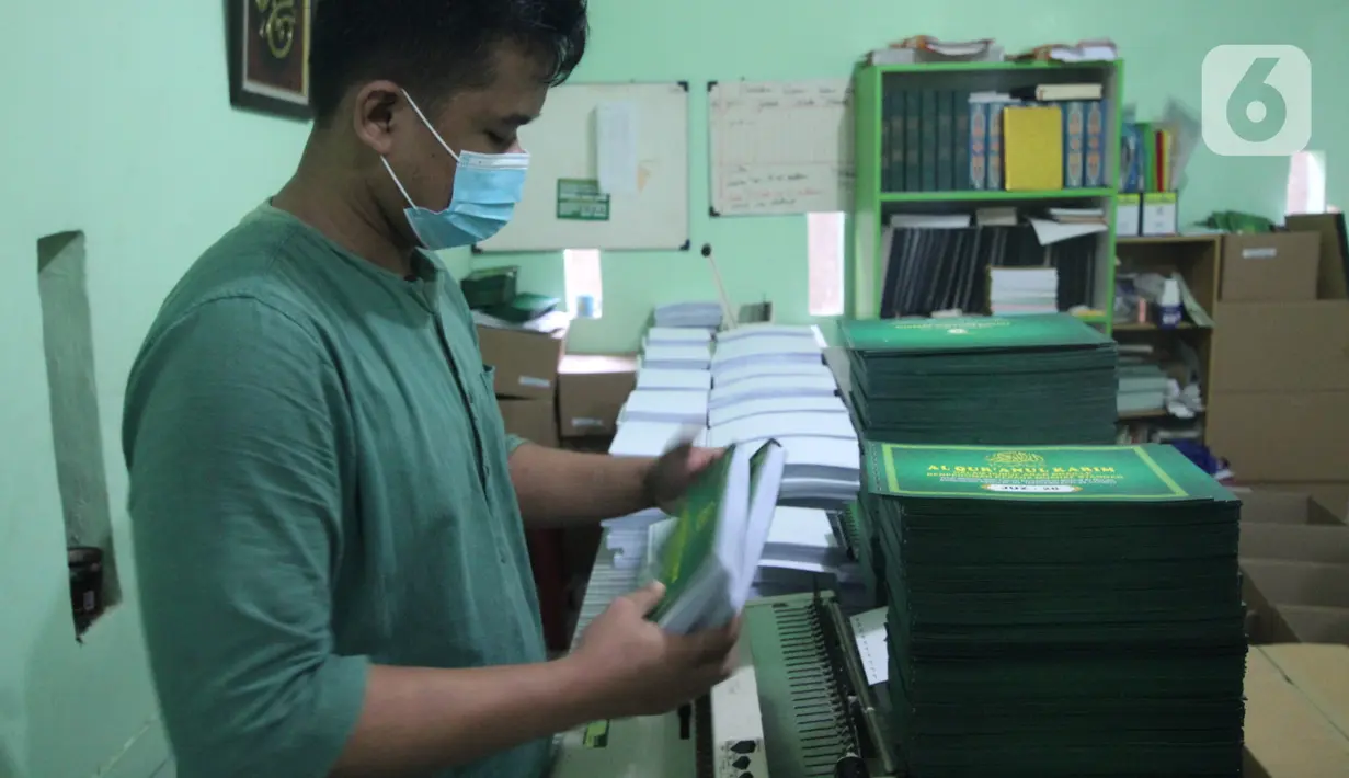 Petugas mengemas Alquran braille yang telah selesai di Yayasan Raudlatul Makfufin (Taman Tunanetra) Buaran, Kota Tangerang Selatan, Jumat (23/4/2021). Dalam kesehariannya, yayasan tersebut dapat memproduksi 5 Alquran braille dengan penyebaran hingga ke luar negeri. (Liputan6.com/Angga Yuniar)