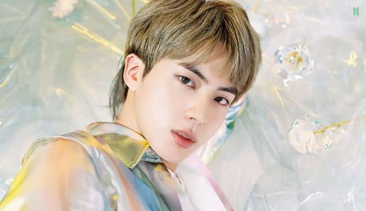 Selama 6 tahun pula, Jin telah beberapa kali mengubah penampilan dan image-nya setiap kali grupnya merilis lagu terbaru. Tak hanya itu, dalam 2020 Season's Greetings, Jin bahkan punya rambut model mullet. (Liputan6/Twitter/@BTS_official)
