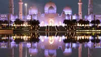 Suasana Masjid Agung Sheikh Zayed ketika umat Muslim bersiap melaksanakan salat tarawih pertama di Abu Dhabi, Rabu (17/5). Dibangun dengan 82 kubah bergaya Maroko dan semuanya dihias dengan batu pualam putih. (AFP PHOTO/KARIM SAHIB)