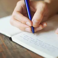 Orang yang menulis huruf dengan tebal bisa jadi memiliki kondisi kesehatan yang berbeda dengan orang yang menulis huruf dengan tipis. (Via: Lifehacker.co.au)