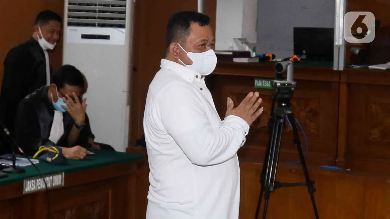 Pose Salam Saranghae ala Kuat Marif Sebelum Jalani Sidang Pembacaan Vonis di Kasus Pembunuhan Brigadir