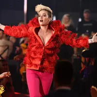 Katy Perry dan Taylor Swift sudah sejak lama diketahui mengalami perselisihan. Kejadian yang berlangsung selama bertahun-tahun ini membuat keduanya tak ada yang mau mengalah. Mereka terus merasa paling benar. (AFP/Bintang.com)
