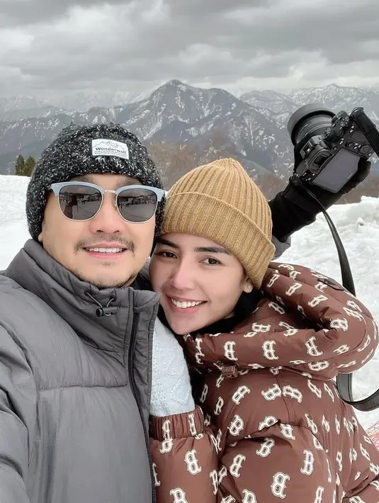 Kebahagiaan menyelimuti mantan suami Dewi Perssik,  Angga Wijaya. Belum setahun setelah resmi cerai, Angga kembali menikah dengan wanita cantik.  Penampilan istri baru Angga menarik perhatian warganet. Banyak yang penasaran dengan Nurul Kamaria, istri baru Angga. [Instagram/nggawijaya88]