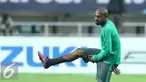 Pemain Timnas Indonesia, Boaz Salossa saat melakukan pemanasan jelang latihan resmi final pertama Piala AFF 2016 di Stadion Pakansari, Bogor, Selasa (13/12). Indonesia akan menjamu Thailand, Rabu (14/12). (Liputan6.com/Helmi Fithriansyah)