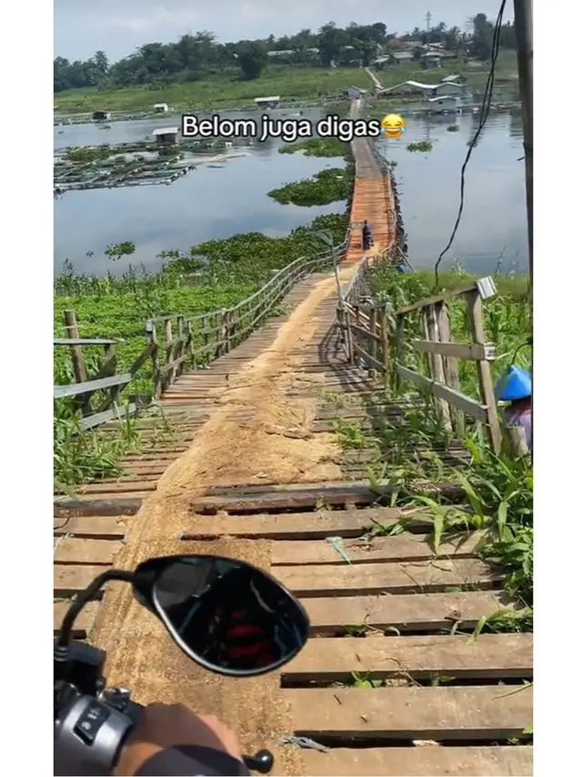 Momen Istri Panik Lewati Jembatan Kayu saat Dibonceng Motor, Bikin Spot Jantung