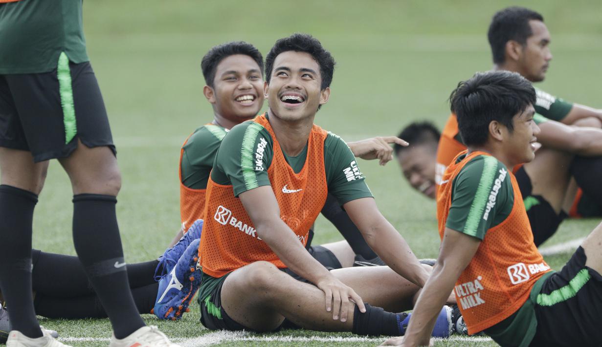 Pemain Timnas Indonesia U-22, Nurhidayat, tertawa saat latihan di Lapangan ABC Senayan, Selasa (5/2). Nurhidayat merupakan palang pintu andalan yang siap menjaga pertahanan Timnas Indonesia U-22. (Bola.com/M Iqbal Ichsan)
