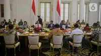 Presiden Joko Widodo memimpin rapat terbatas bersama para menteri di Istana Kepresidenan Bogor, Jakarta, Selasa (4/2/2020). Ratas tersebut membahas kesiapan menghadapi dampak virus Corona. (Liputan6.com/Faizal Fanani)