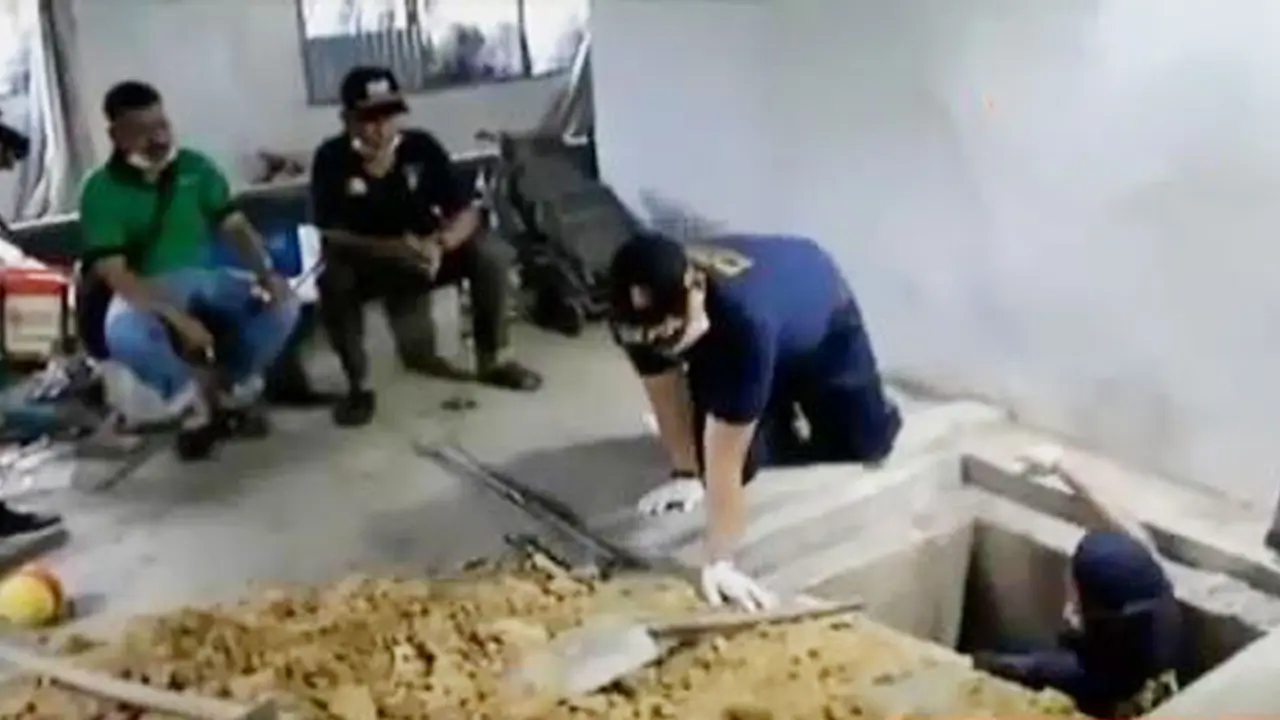 Polisi Gali Lubang di Panti