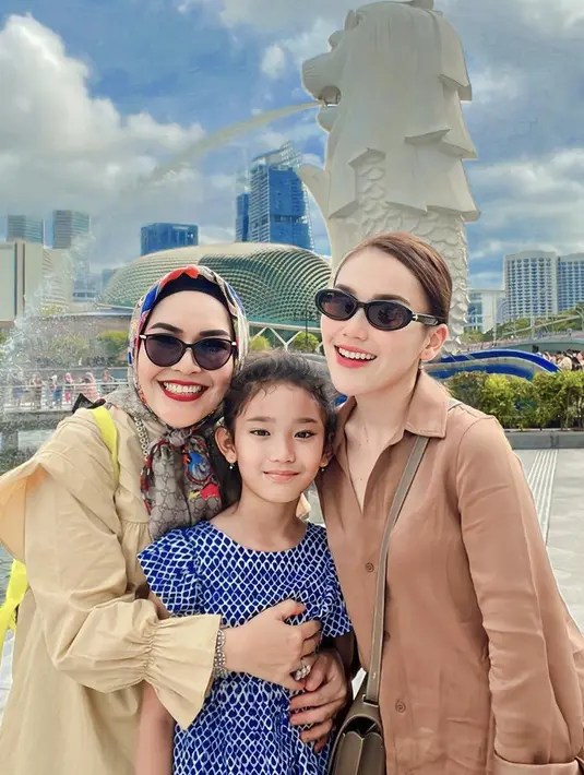 Ayu Ting Ting pun tak pernah absen mengajak ibundanya liburan ke luar negeri, terbaru Umi Kalsum menyambangi Singapura dengan pakaian kasual. [Instagram/@ayutingting92]
