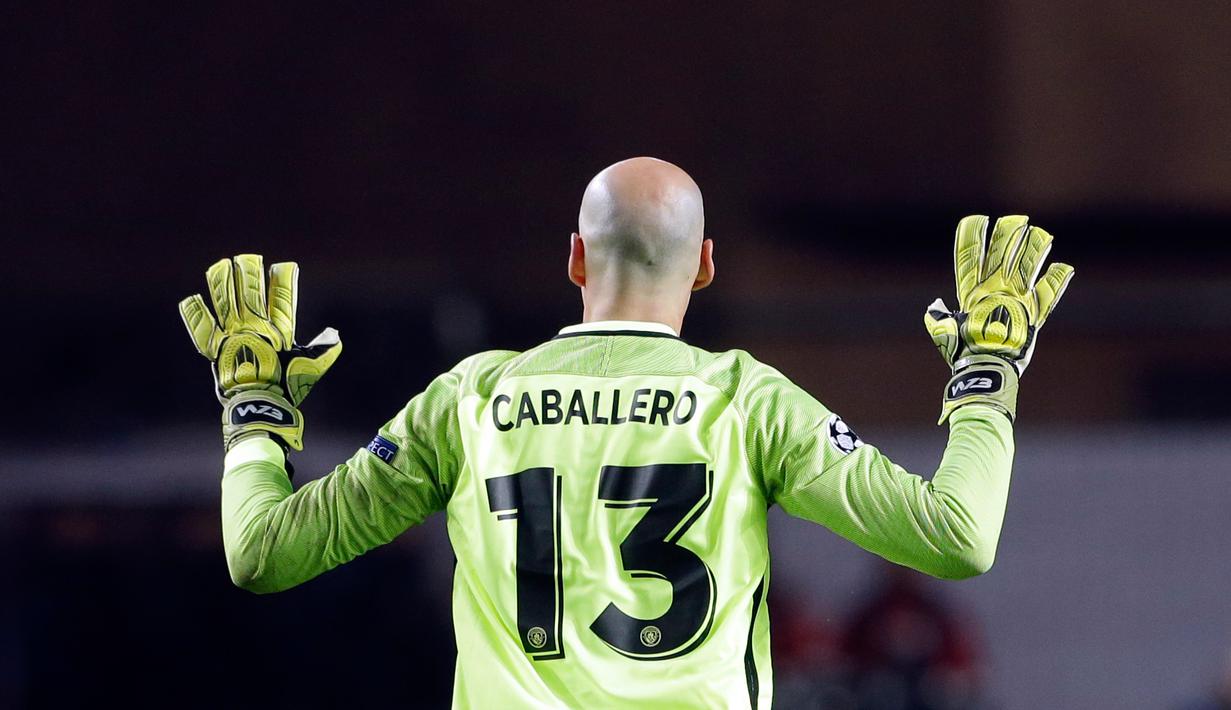 Kiper Manchester City, Willy Caballero mengangkat tangannya usai pertandingan melawan AS Monaco pada leg kedua babak 16 besar Liga Champions di stadion Louis II, Monaco (16/3). City gagal lolos ke perempat final Liga Champions. (AP/Claude Paris)