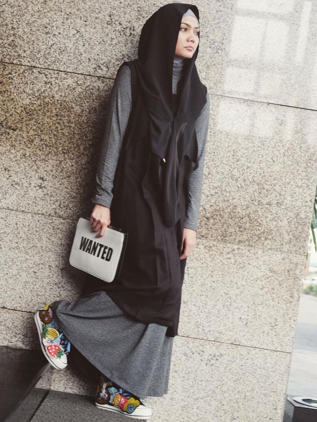 8 Gaya Berfoto Kekinian Sendiri Berhijab, Tampil Anggun nan Menawan