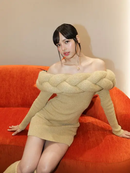Lisa BLACKPINK kembali tampil tak main-main. Ia memamerkan kecantikannya yang luar biasa lewat off shoulder fit knitted mini dress berwarna cokelat muda. [Foto: Instagram/lalalalisa_m]