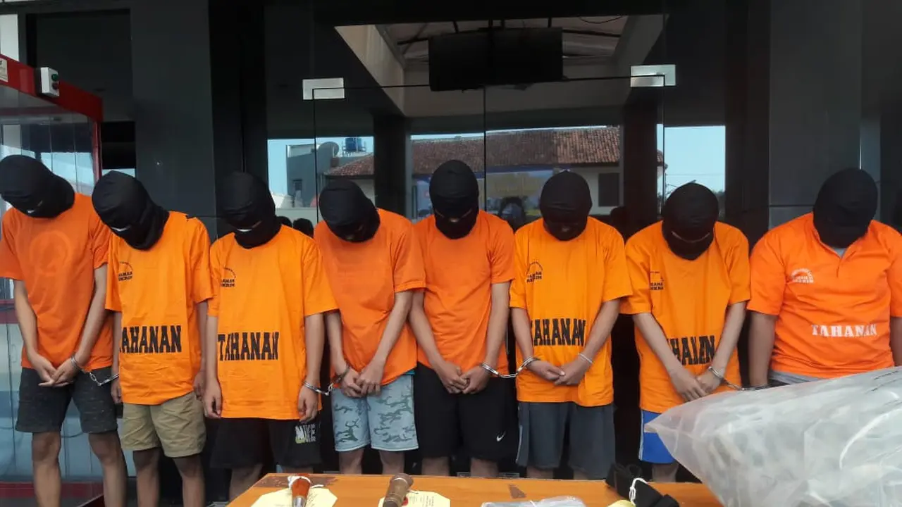 Polisi meringkus pelaku tawuran pelajar di Bekasi. (Bam Sinulingga/Liputan6.com)