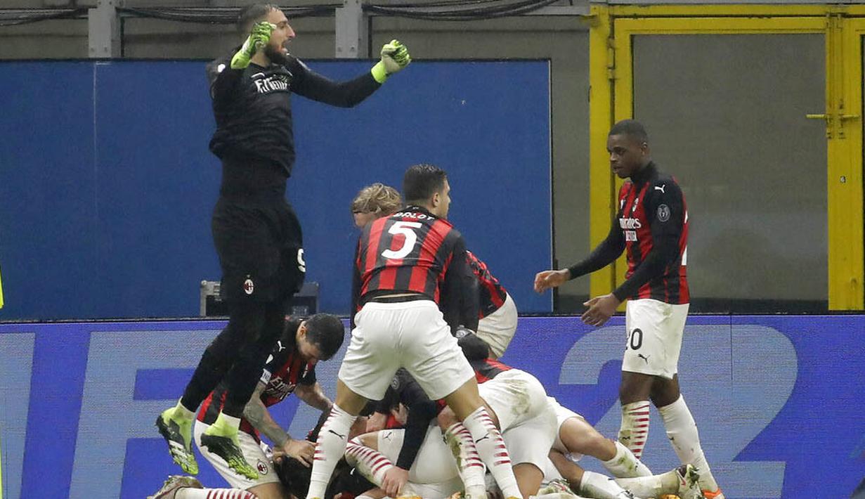 Para pemain AC Milan melakukan selebrasi usai menaklukkan Lazio pada laga Liga Italia di Stadion San Siro, Rabu (23/12/2020). AC Milan menang dengan skor 3-2. (AP/Luca Bruno)