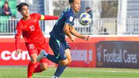 Kapten Timnas Vietnam U-20, Khuat Van Khang saat berduel dengan pemain Timnas Australia U-20 pada laga perdana Piala Asia U-20 2023, Rabu (1/2/2023) (Dok. VFF)