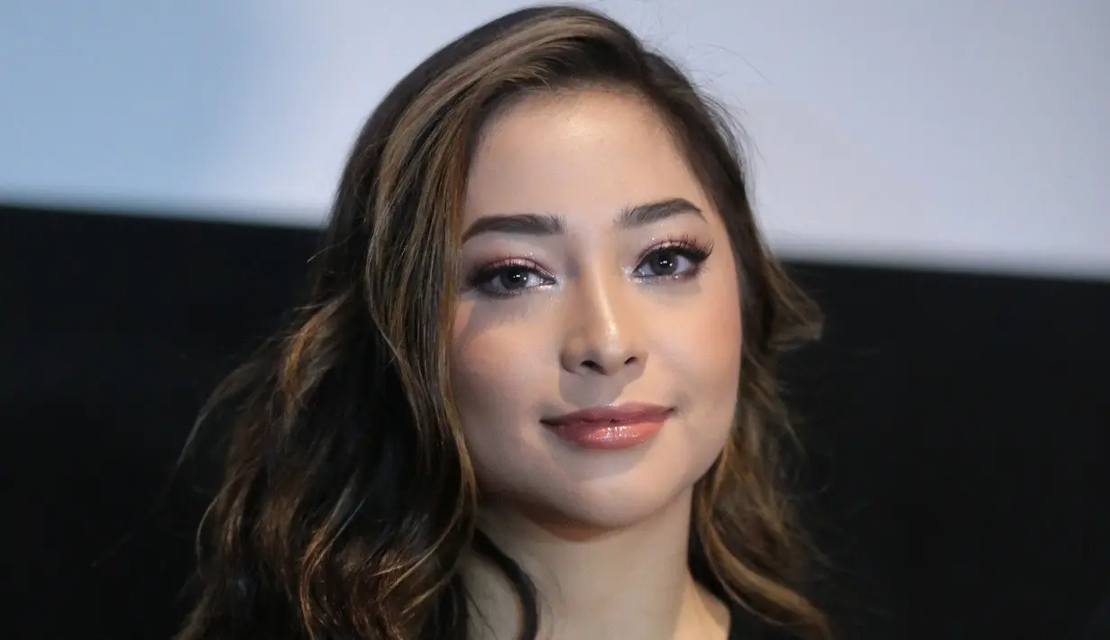 “Pastinya suatu kebanggan aku bisa dipilih jadi cast di film Gasing Tengkorak ini, dan langsung didirect sama maestro horor movie Jose Poernomo. Saya banyak sekali belajar sama beliau,” kata Nikita Willy. (Adrian Putra/Bintang.com)