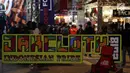 Pengunjung melihat-lihat produk merek pakaian di Jakcloth Indonesian Pride 2018, Jakarta, Rabu (19/12). Jakcloth Indonesian Pride 2018 dibuka pada 19-23 Desember 2018. (Liputan6.com/JohanTallo)