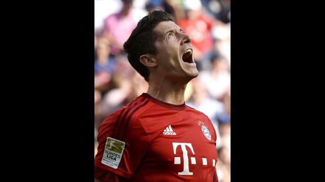 Robert Lewandowski berhasil membawa Bayern Munchen sukses meraih kemenangan atas Hoffenheim 2-1 walaupun bermain dengan 10 pemain karena Jerome Boateng diganjar kartu merah pada laga Bundesliga, Sabtu (22/8/15).
