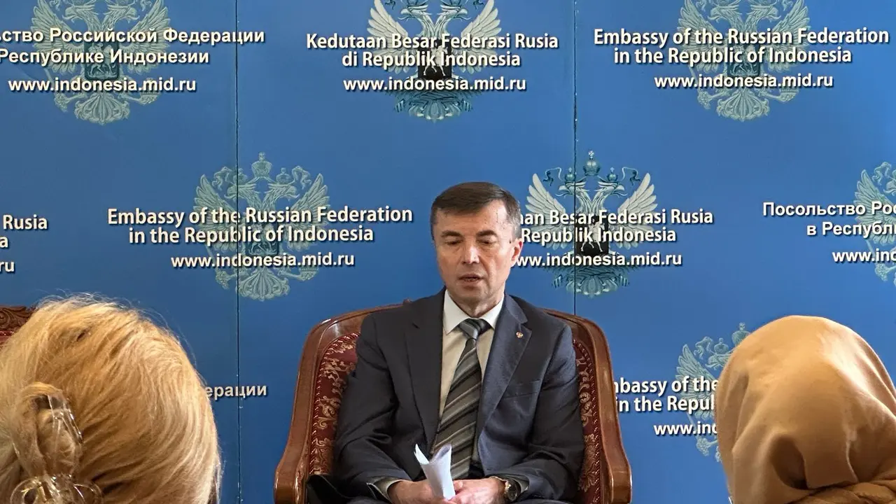 Duta Besar Rusia untuk Indonesia Sergei Tolchenov dalam pernyataan pers di kediamannya di Jakarta, Senin (28/4/2025). (Liputan6.com/Benedikta Miranti)