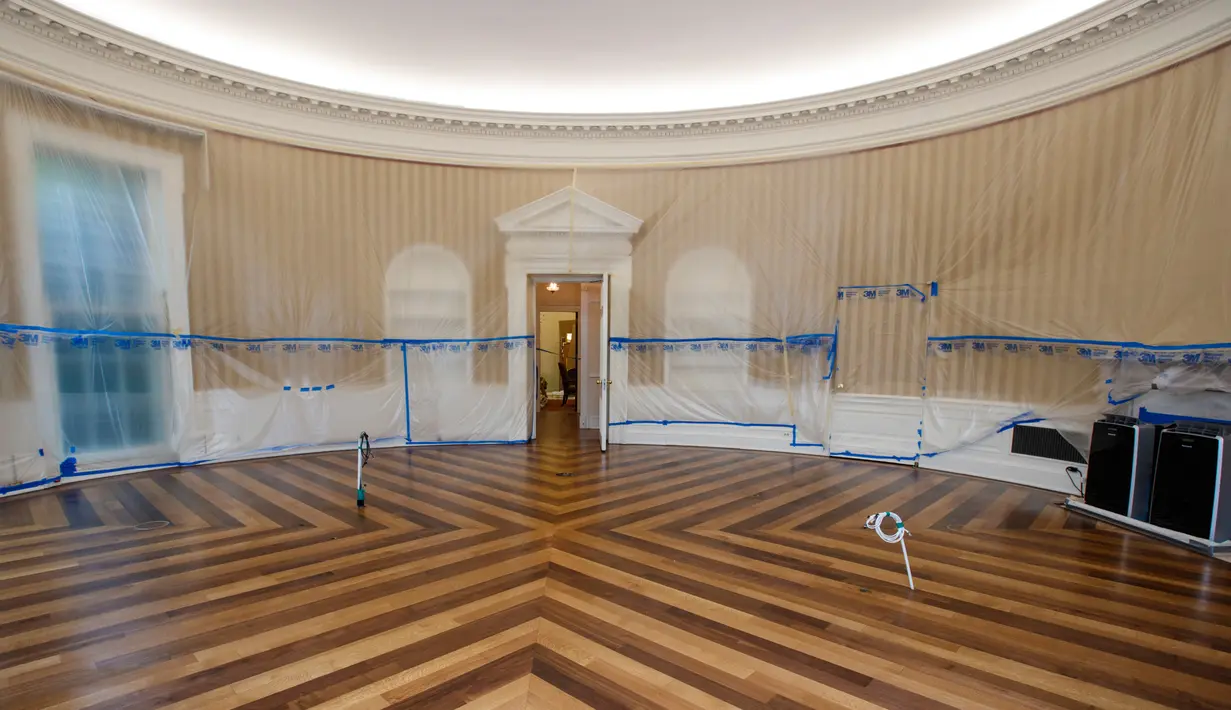 Kondisi ruangan The Oval Office di komplek Gedung Putih selama proses renovasi, 11 Agustus 2017. Dana Rp 45 miliar digunakan untuk mengganti sistem pemanas dan penyejuk ruangan, karpet serta cat interior. (AP Photo/J. Scott Applewhite)