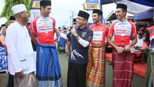 Peserta memakai sarung dan kopiah sebelum memulai etape empat International Tour de Banyuwangi Ijen (ITdBI) 2017, Sabtu (30/9/2017). (Liputan6.com/Dian Kurniawan)