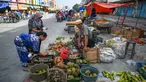 Suasana jual beli di sebuah pasar tradisional usai gempa dan tsunami melanda Palu, Sulawesi Tengah, Kamis (4/10). Ekonomi Kota Palu berangsur-angsur sudah mulai bergeliat. (Permata SAMAD/AFP)