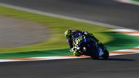 Aksi pembalap Movistar Yamaha, Valentino Rossi pada balapan MotoGP Valencia 2017 di Sirkuit Ricardo Tormo. (PIERRE-PHILIPPE MARCOU / AFP)
