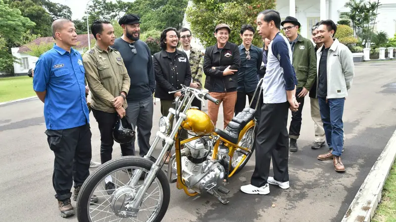 Presiden Jokowi menerima motor modifikasi yang dipesannya di Istana Bogor