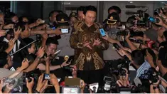 Ahok menolak membatalkan pembelian karena, jika pembatalan itu dilakukan negara akan mengalami kerugian dan YLKI, Bank lalai uang palsu beredar di ATM.