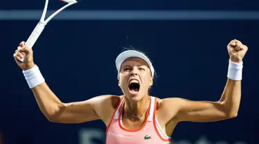 Ekspresi Anett Kontaveit saat mengalahkan Maria Sharapova dalam putaran pertama turnamen tenis putri Piala Rogers di Toronto, Kanada, Senin (5/8/2019). Anett menaklukkan Sharapova dengan skor 4-6, 6-3, dan 6-4. (Mark Blinch/The Canadian Press via AP)