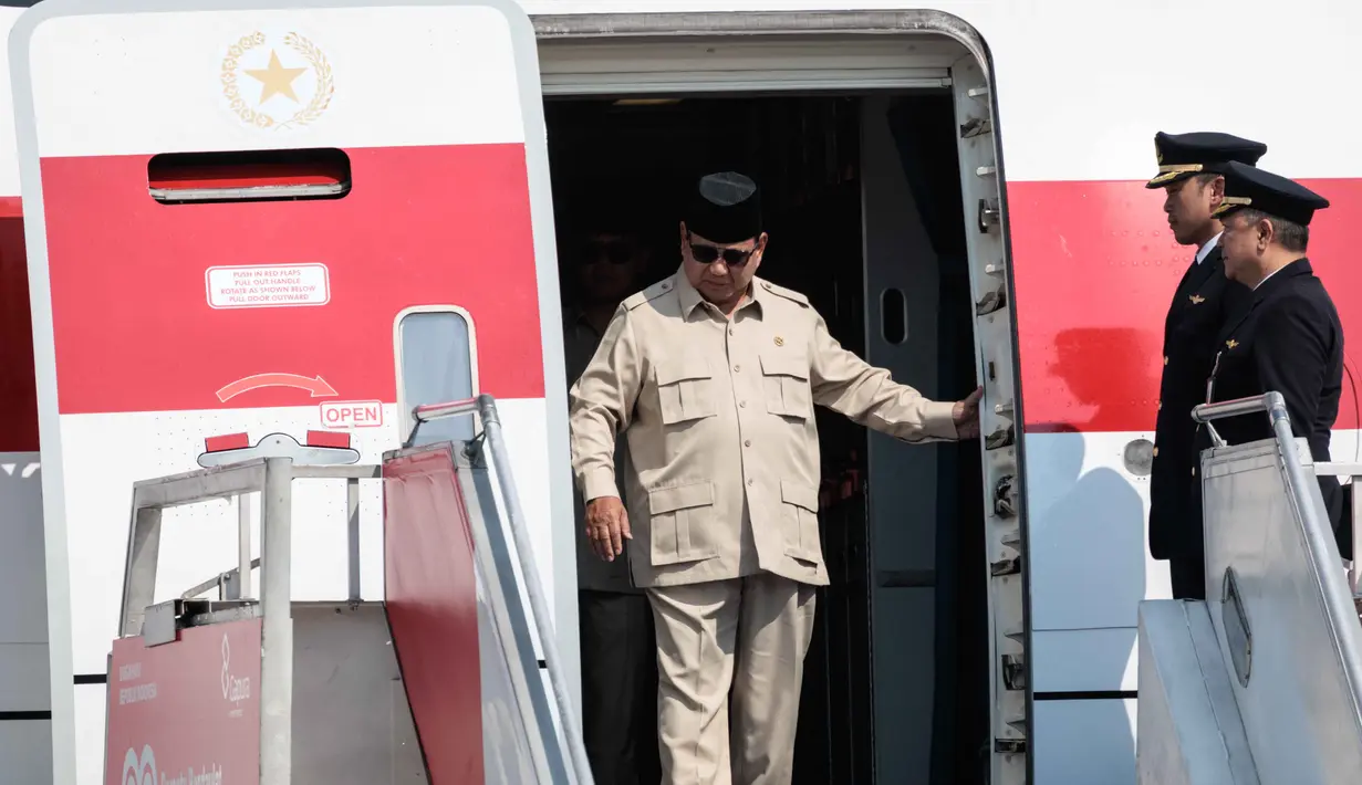 Presiden Prabowo Subianto tiba di Pangkalan Udara Halim Perdanakusuma, Jakarta Timur, Jakarta, pada Selasa 14 Oktober 2025. (YASUYOSHI CHIBA/AFP)